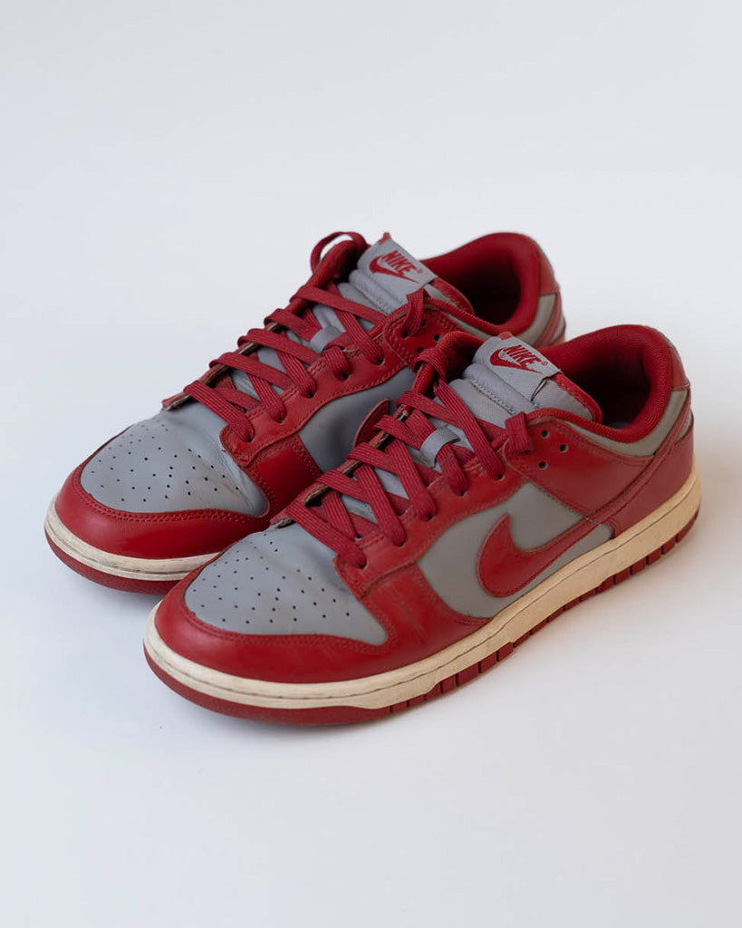 NIKE DUNK LOW MEDIUM GREY & RED