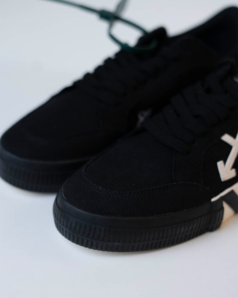 OFF-WHITE Low Volcanized Canvas Black White DS