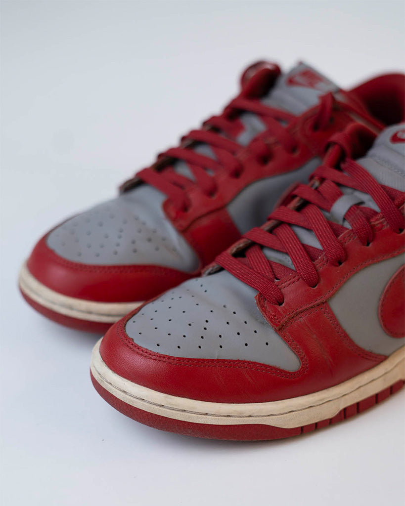 NIKE DUNK LOW MEDIUM GREY & RED