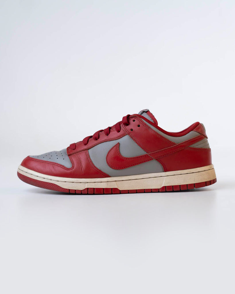 NIKE DUNK LOW MEDIUM GREY & RED