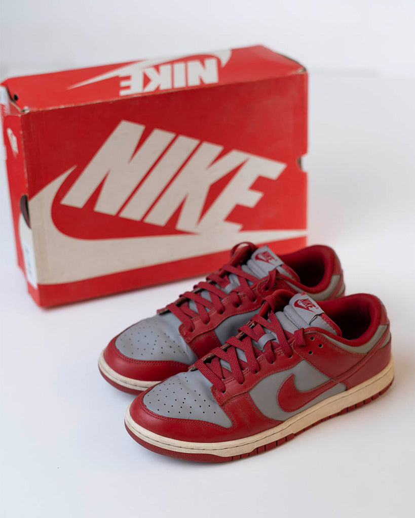 NIKE DUNK LOW MEDIUM GREY & RED