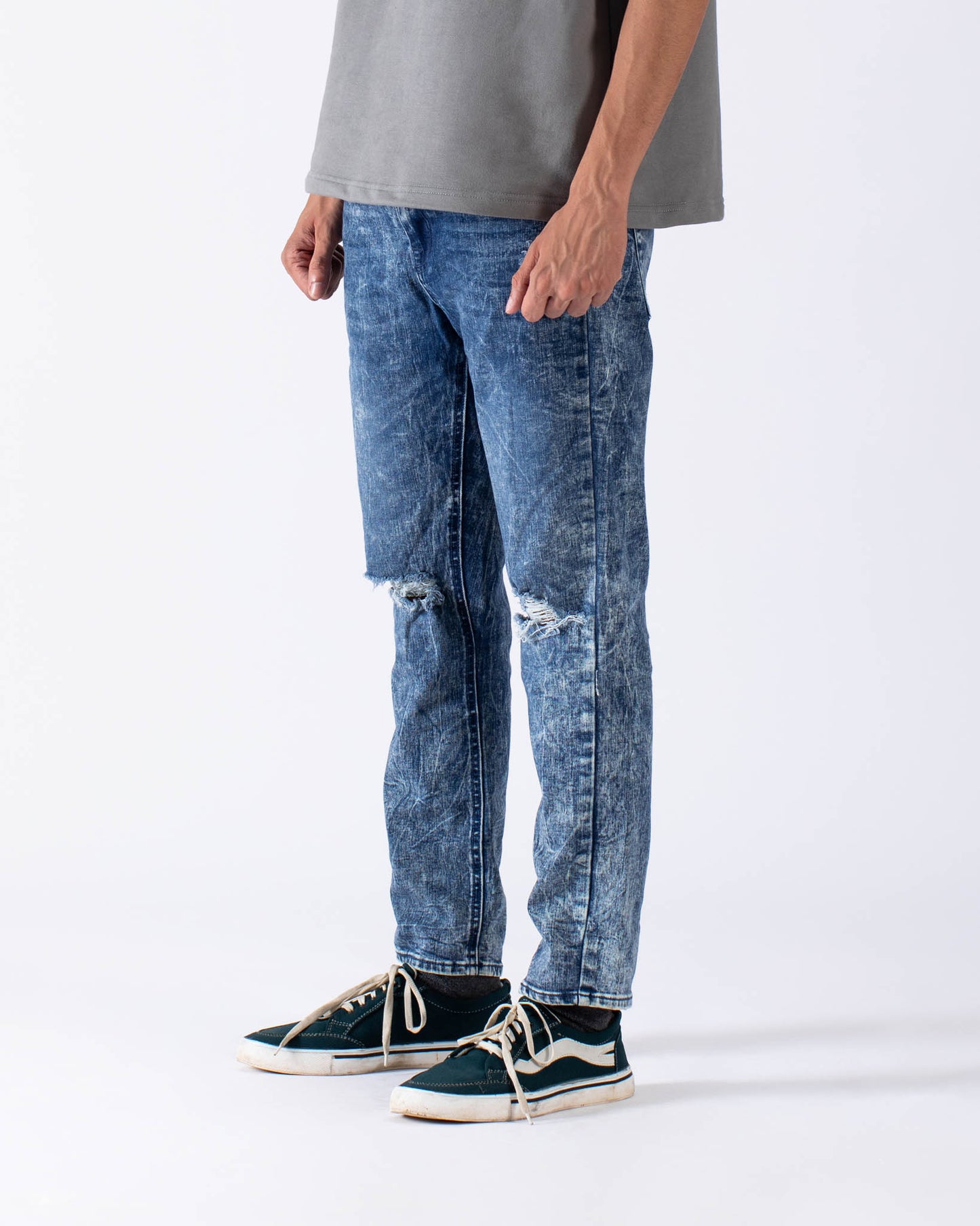 No Boundries Knee Blown Out Skinny Denim